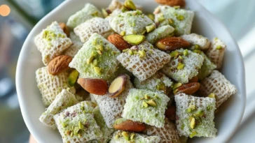 Easy Pistachio Puppy Chow